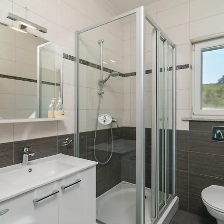 בית נופש Family Friendly House With A Swimming Pool Splitska, Brac - 25269